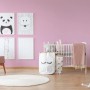 Rosa Kinderzimmer mit Vliestapete Uni, Möbeln und Deko-Elementen.