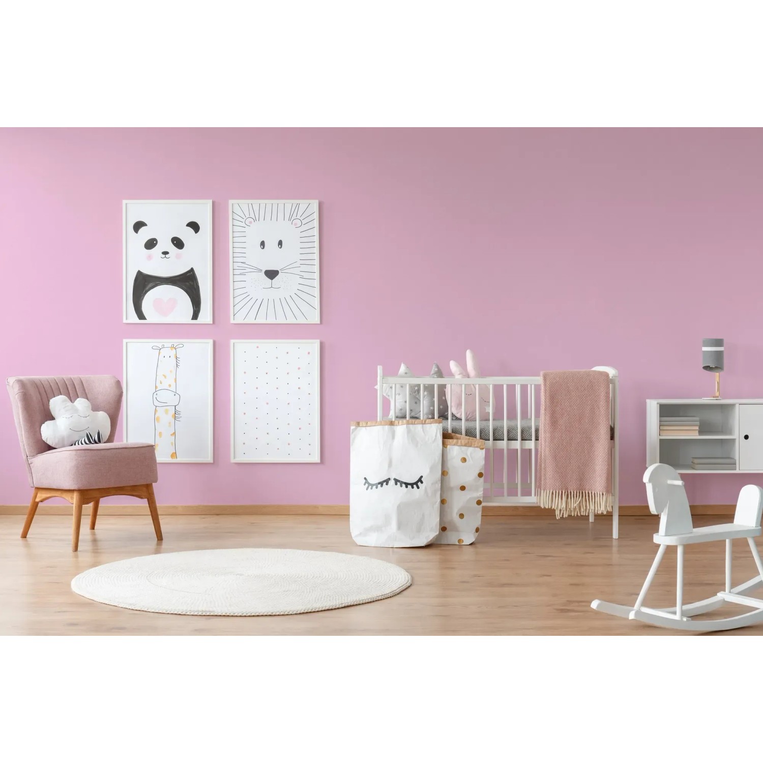 Rosa Kinderzimmer mit Vliestapete Uni, Möbeln und Deko-Elementen.