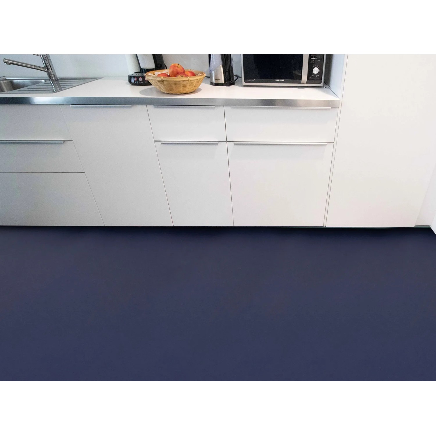 Blauer PVC-Bodenbelag Primaflor Expotop (2,00m x 27,00m) in einer modernen Küche.