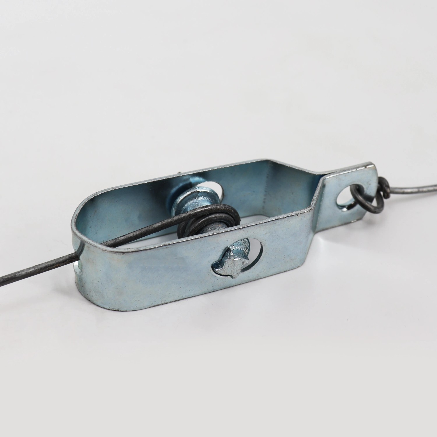 Drahtspanner für Wildzaun, Detailaufnahme. Verzinkter Stahl, zum Spannen von Spanndraht.