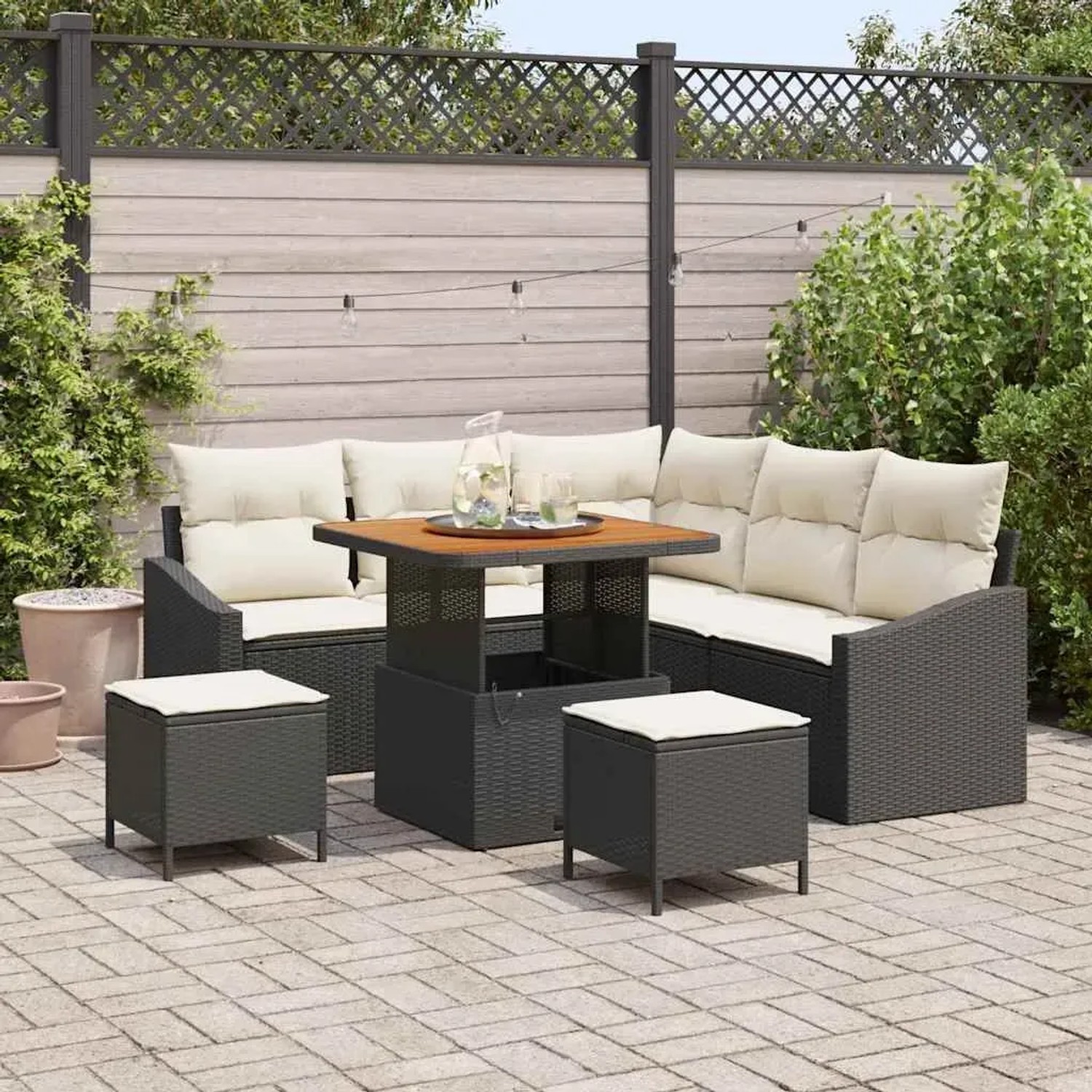8-teiliges Garten-Sofa-Set aus Poly Rattan und Akazie in Schwarz mit Tisch und Hockern.