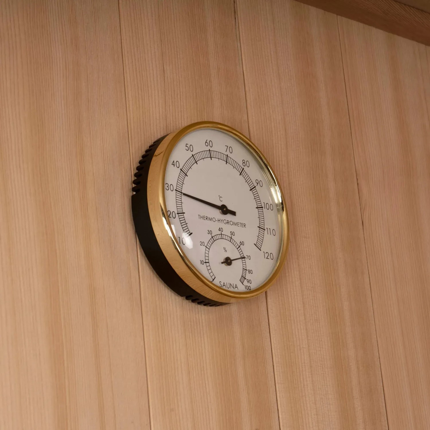 Thermo-Hygrometer an Tannenholz-Wand der Sauna SKYLINE BIG. Anzeige von Temperatur und Luftfeuchtigkeit.