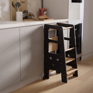 Schwarzer Juskys Lernturm Henny mit Sternen vor Küchenzeile. Höhenverstellbare Stehhilfe für Kinder.