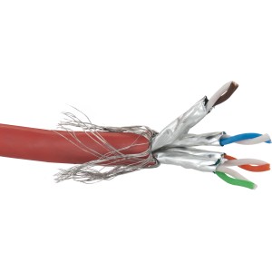 Nahaufnahme eines unkonfektionierten, roten Schwaiger CAT 7 Netzwerkkabels (S/FTP) 50m mit freiliegenden Adern.