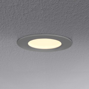 Weiße LED-Einbauleuchte Slim (Ø 8 cm) in Decke montiert.