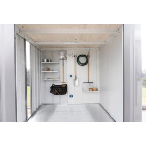 Organisiertes Gerätehaus-Interieur mit Regalen, Gartenwerkzeugen und hellem Boden. Zubehör für Gartenhaus-Stabilität.