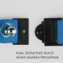Nahaufnahme des blauen PETSATION Katzenhalsbands mit schwarzem Sicherheitsverschluss und silbernem Ring.