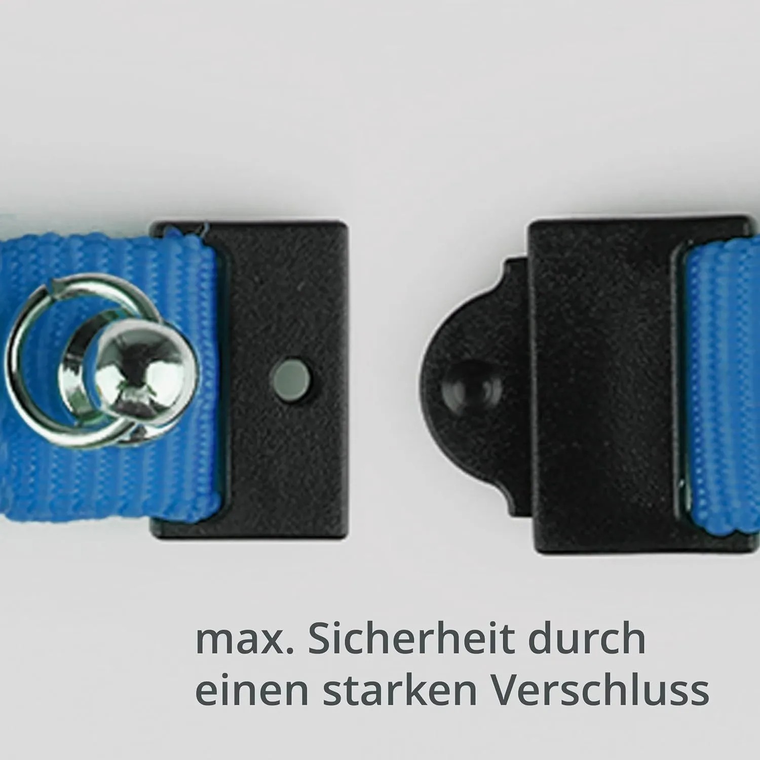 Nahaufnahme des blauen PETSATION Katzenhalsbands mit schwarzem Sicherheitsverschluss und silbernem Ring.