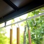 Detailaufnahme: Grillbesteck hängt im Palram Canopia Austin BBQ Pavillon.