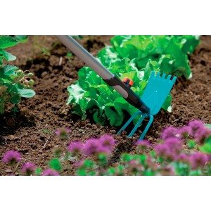 Gardena combisystem Gartenhacke im Einsatz im Beet mit Salat und Blumen.