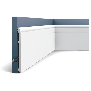 Weiße ORAC DECOR Sockelleiste SX156 LUXXUS mit Kabelführung an blauer Wand.