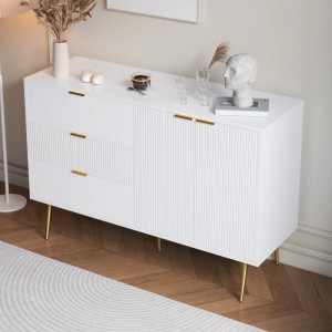 Weißes Sideboard mit gerippten Türen und Schubladen, goldenen Griffen und Beinen. Moderner Wohnzimmerschrank mit Stauraum.