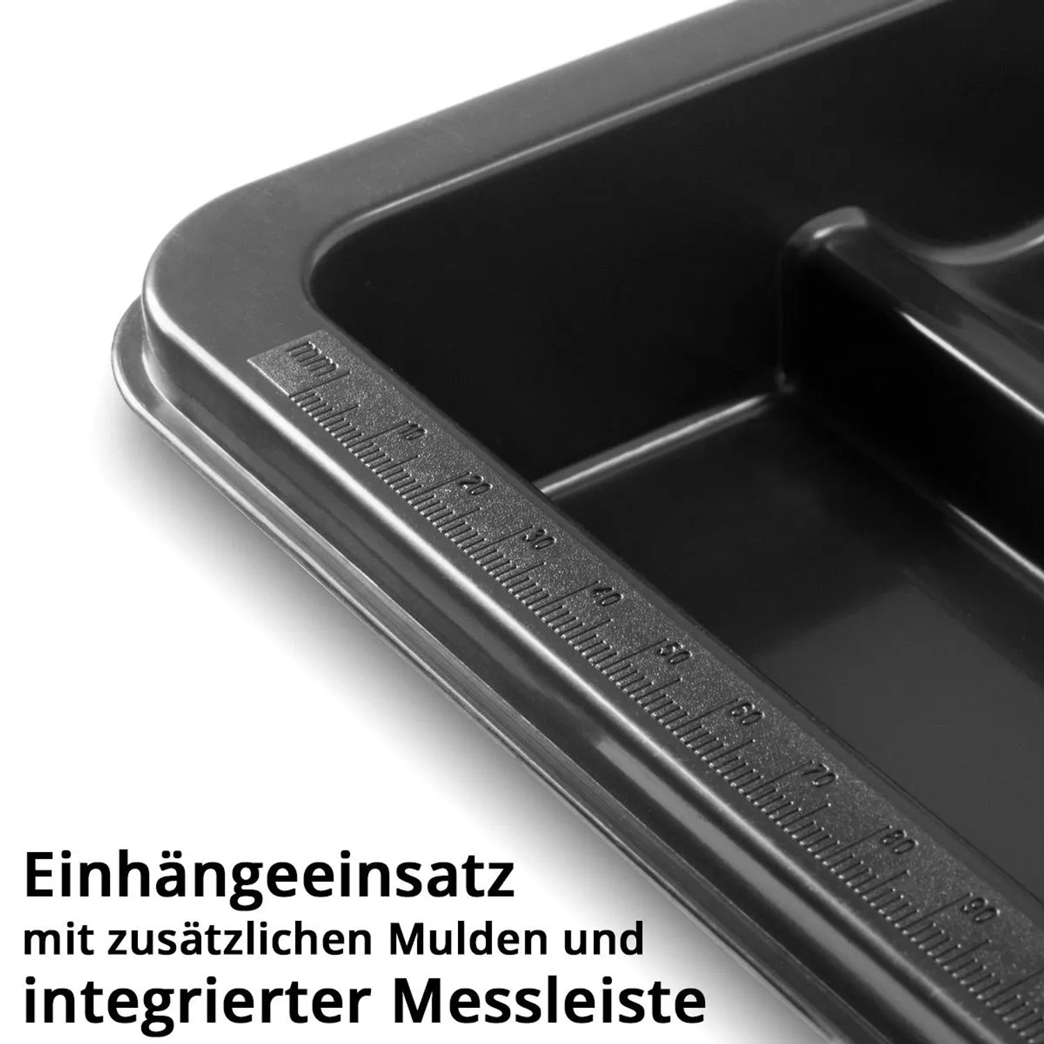 Detailaufnahme: Einhängeeinsatz mit Messleiste für STAHLWERK Werkzeugkoffer Set.