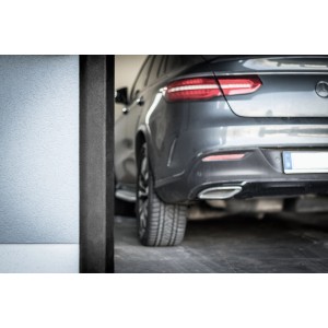 Terrasoft Kantenschutz in Schwarz schützt ein Auto vor einer Wand in einer Garage.