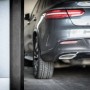 Terrasoft Kantenschutz in Schwarz schützt ein Auto vor einer Wand in einer Garage.