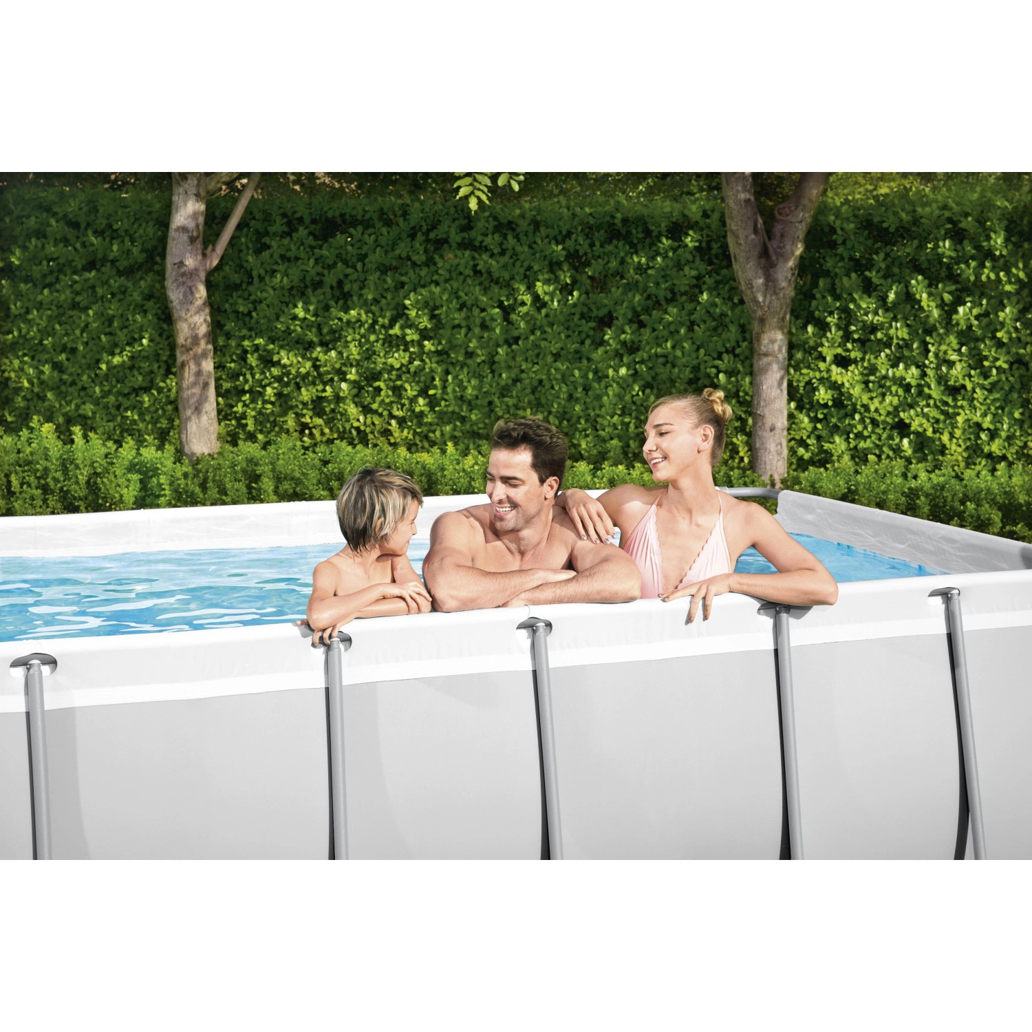 Familie im Bestway Frame Pool-Set Power Steel, 412x201x122 cm, lichtgrau, eckig.