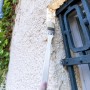 Flachpinsel aus dem 10-teiligen Malerset für präzise Farbarbeiten an einer Hauswand.