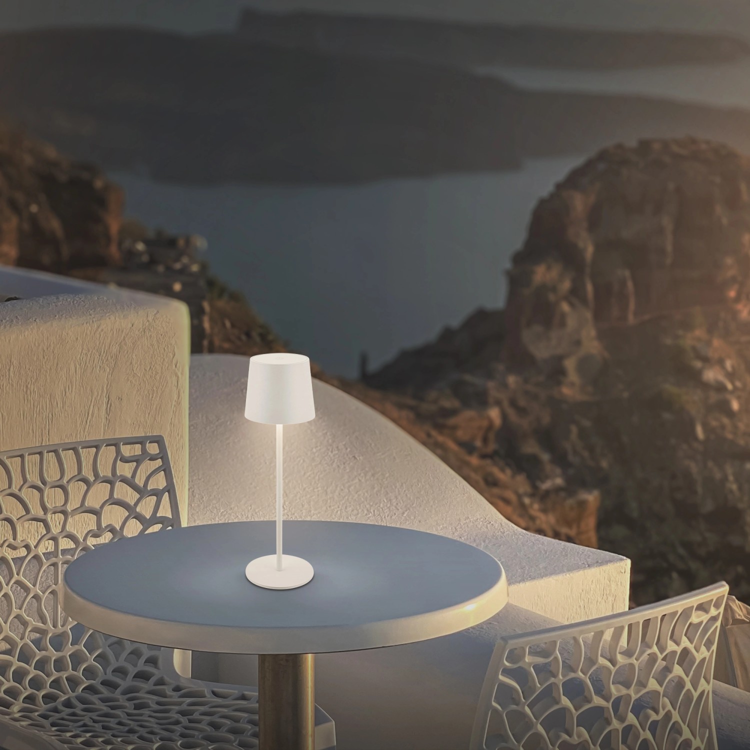 Brilo Akku-LED-Tischleuchte Bota, altweiß, Ø 11 cm, auf Tisch mit Hintergrund.