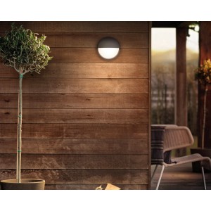 Philips myGarden Capricorn LED-Außenwandleuchte, anthrazitfarben, an Holzfassade.