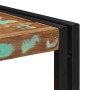 Detailansicht: Mehrfarbiger Couchtisch aus Altholz mit schwarzem Metallgestell.