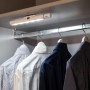 Müller-Licht LED-Unterbauleuchte Falis Weiß mit Sensor im Kleiderschrank.