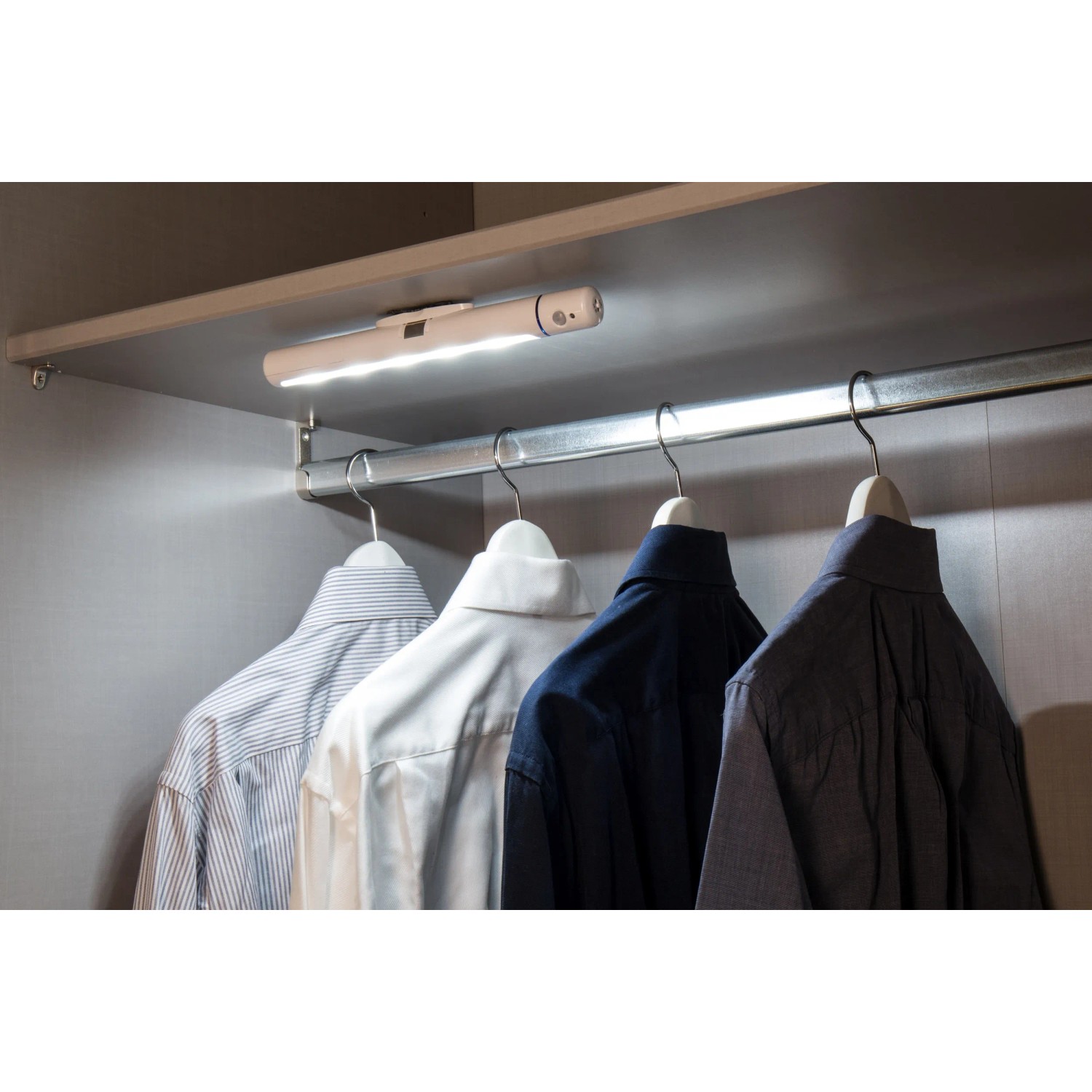 Müller-Licht LED-Unterbauleuchte Falis Weiß mit Sensor im Kleiderschrank.