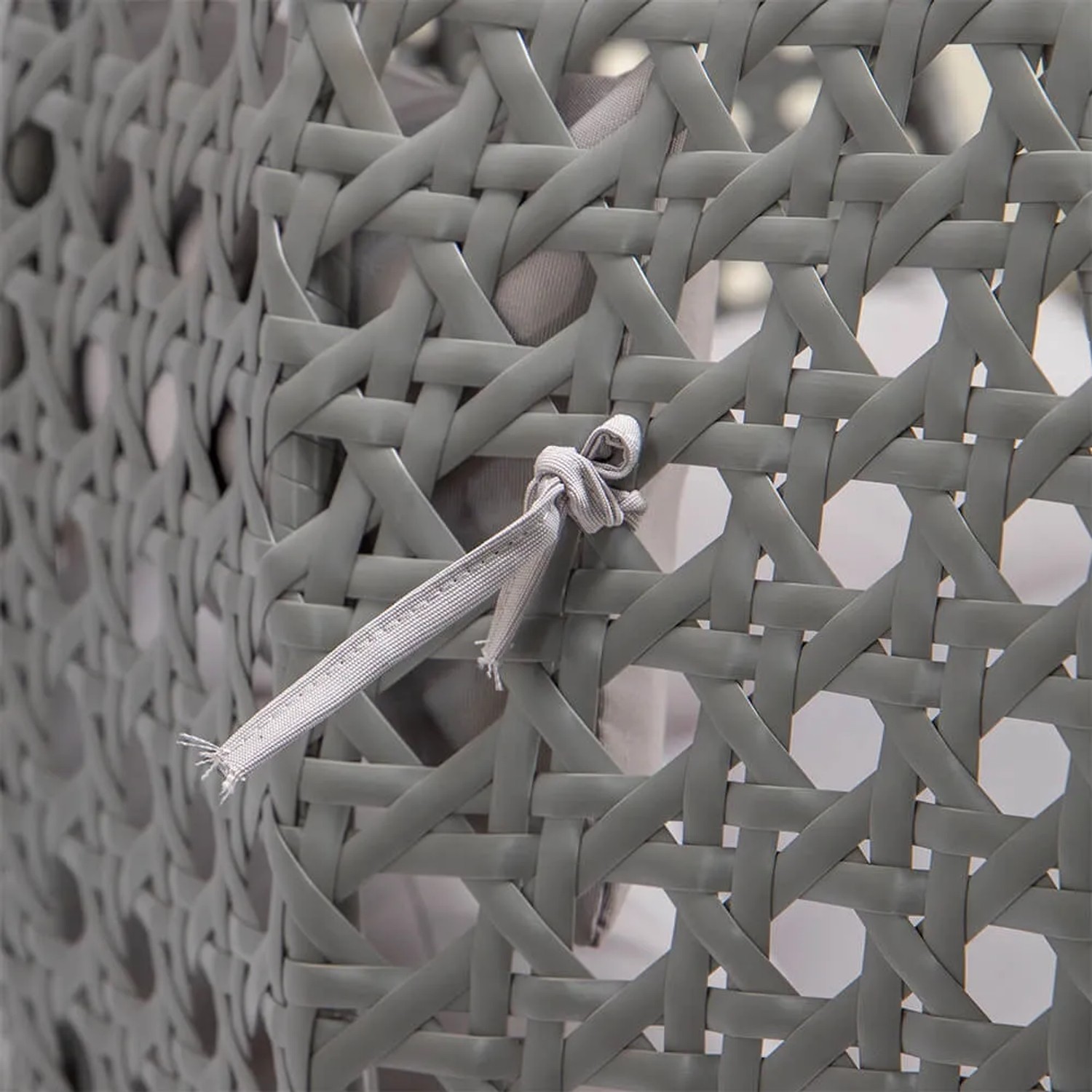 Detailaufnahme: Grauer Home Deluxe Hängesessel Twin aus Polyrattan, Kissenbefestigung sichtbar.