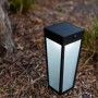 Lutec LED Solar Wegeleuchte Dias, mattschwarz, kubisch, im Garten.