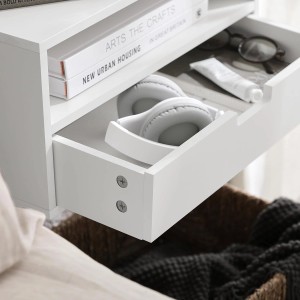 Weißer SoBuy Nachttisch NKD03-W mit Schublade und Ablage, gefüllt mit Kopfhörern und Büchern.