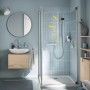 Grohe Brausegarnitur mit Thermostat im modernen Badezimmer mit blauen Fliesen.