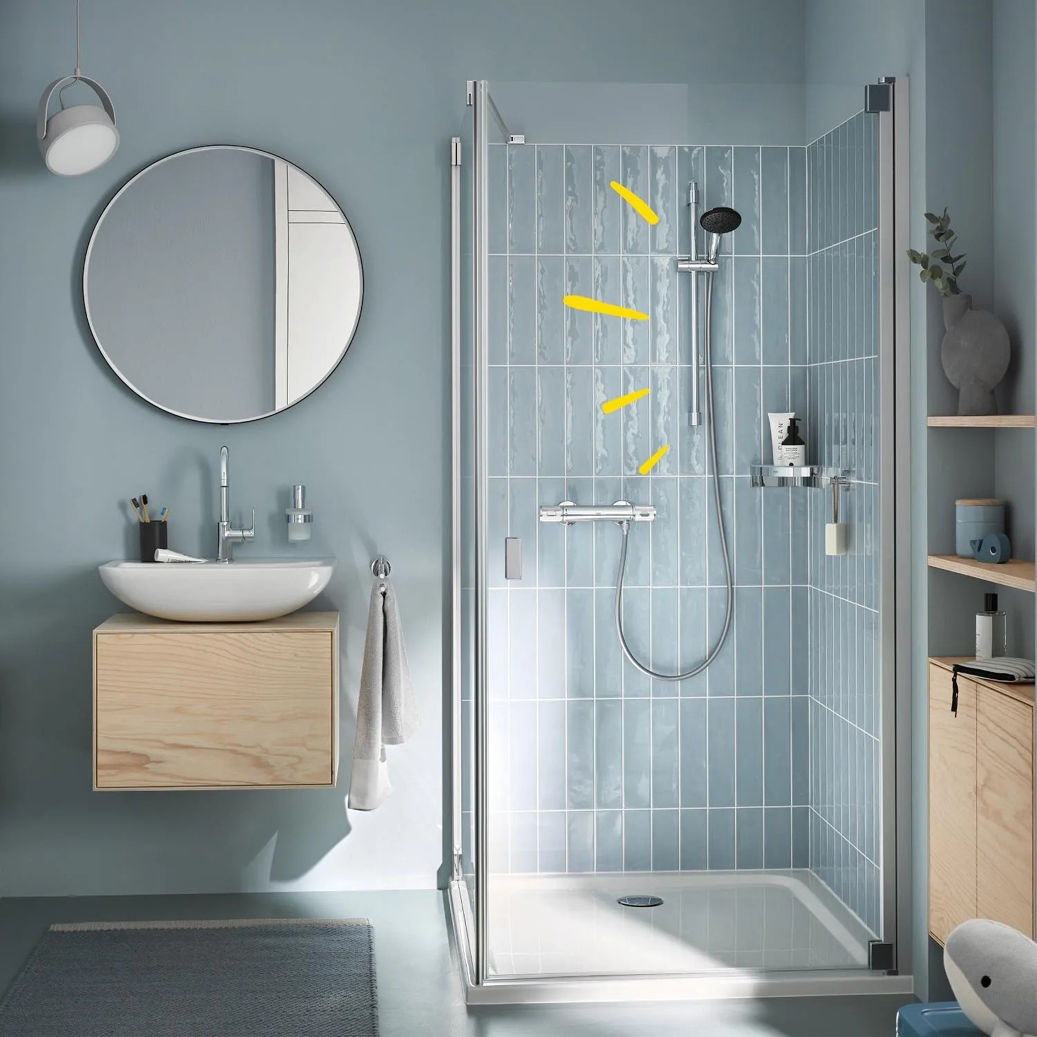 Grohe Brausegarnitur mit Thermostat im modernen Badezimmer mit blauen Fliesen.