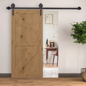 Braune Schiebetür mit Beschlagsatz aus Kohlenstoffstahl im rustikalen Design.