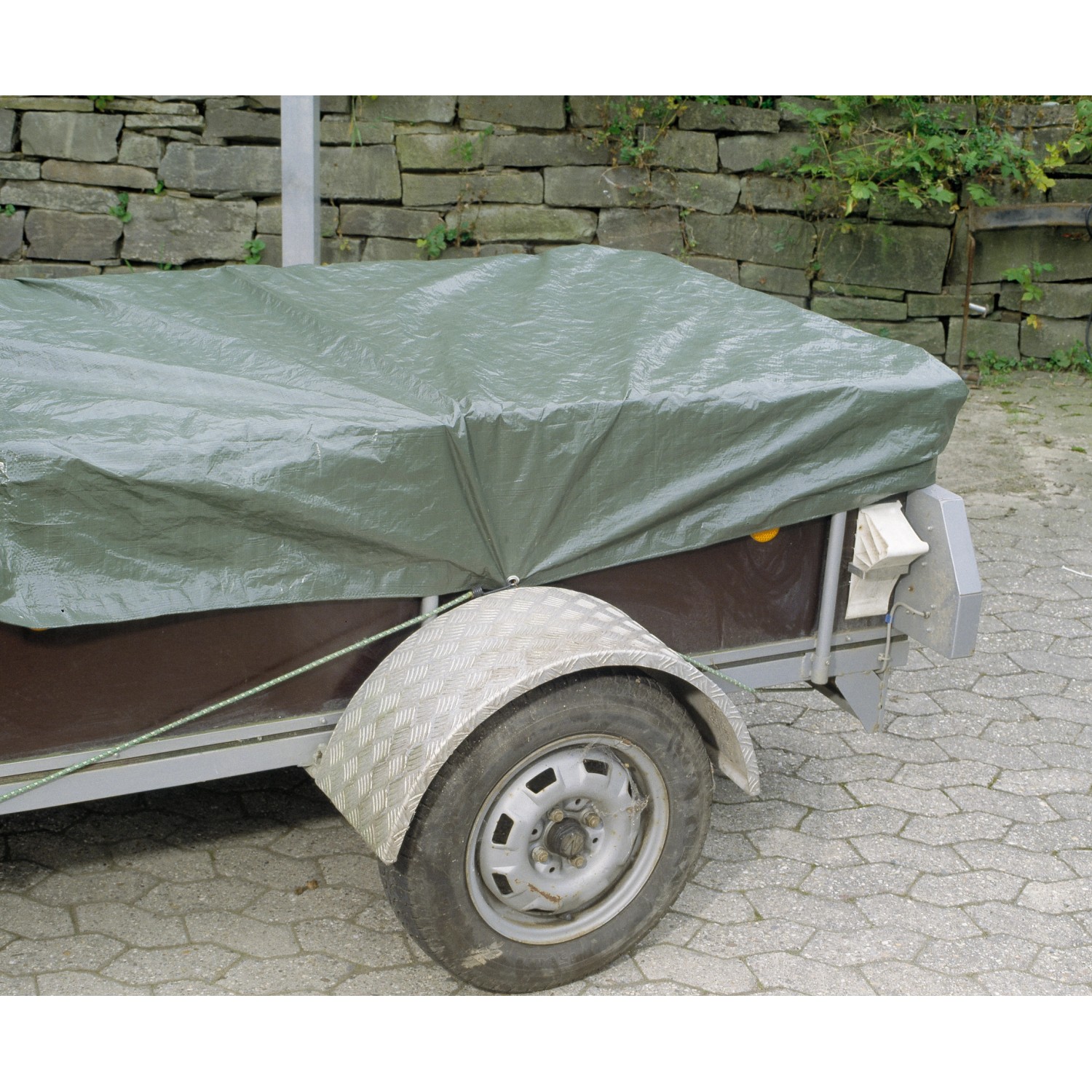 Grüne LUX Gewebeplane (2x3m) schützt Anhänger vor Schmutz und Nässe.