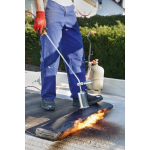 Handwerker beim Verschweißen von Bitumenbahnen mit Rothenberger Anwärmbrenner. Lötgerät mit Propangasflasche.