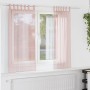 Zwei hellrosa Voile Vorhänge mit Schlaufen am Fenster, halbtransparent, lassen Licht durch. Fenstervorhänge.