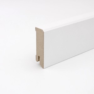 Weiße Sockelleiste Cubica, 60 mm hoch, 2400 mm lang. Detailaufnahme der Form.