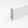Weiße Sockelleiste Cubica, 60 mm hoch, 2400 mm lang. Detailaufnahme der Form.