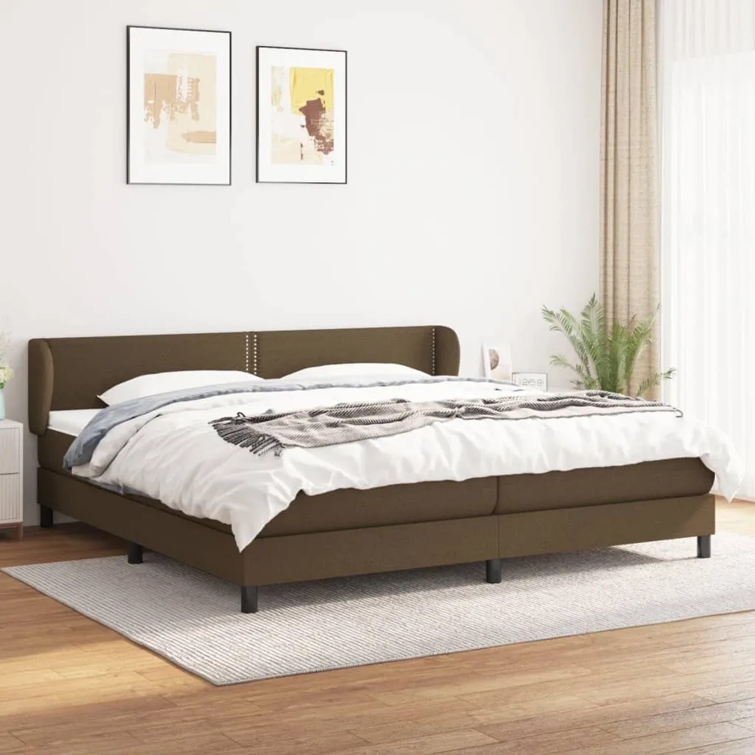 Dunkelbraunes vidaXL Boxspringbett 200x200 cm mit Stoffbezug und Matratze im Schlafzimmer.