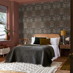 Schlafzimmer mit William Morris Blackthorn Vliestapete mit Blumenmuster in Mehrfarbig.