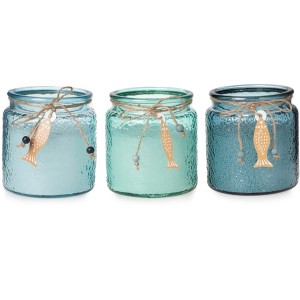 Dekorative Kerze im Glas (Ø 10 cm) in drei Blautönen mit Fisch-Anhänger.