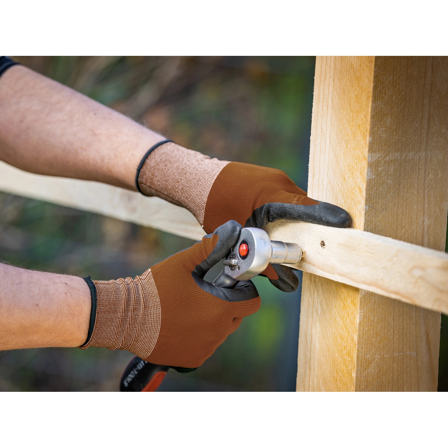 Braune LUX Arbeitshandschuhe Gr. 10 beim Schrauben an Holz.