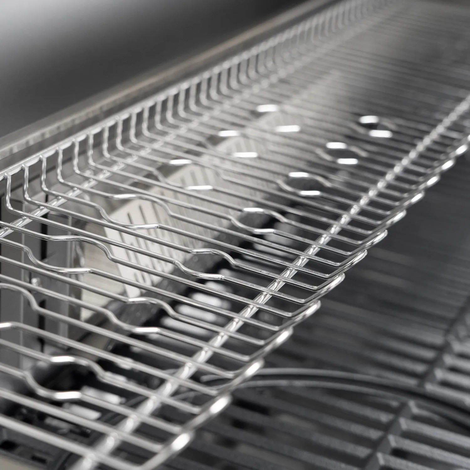 Detailaufnahme des Warmhalterosts aus Edelstahl vom Taino Platinum Yamara 6+2 Gasgrill.