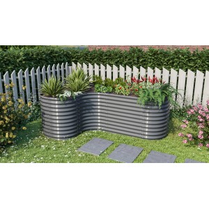 Dunkelgraue Curve Erweiterung für Basic Hochbeet im Garten.