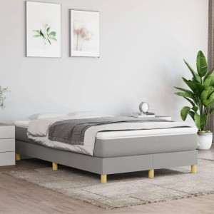 Helles Boxspringbett, 120x200 cm, grauer Stoffbezug, Holzfüße. Bett für erholsamen Schlaf.