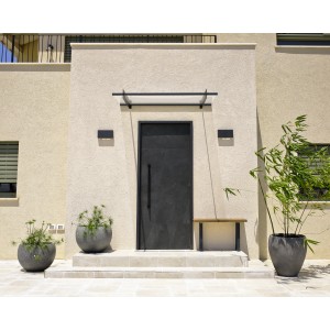 Modernes Palram Vordach Nancy in Anthrazit mit klarer Acrylglas-Platte (151x94cm) am Hauseingang.