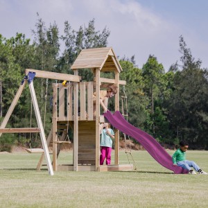 Axi Spielturm Moos mit Doppelschaukel, braunem Holz und lila Rutsche. Kinder spielen.