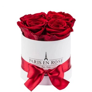 Rosenbox mit 4 bordeauxfarbenen Rosen und weißer Schleife, Durchmesser 10 cm.