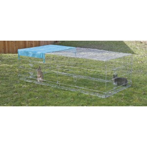 Freigehege mit Abdeckung im Garten, mit Kaninchen. Verzinktes Metall, aufklappbares Gitter.