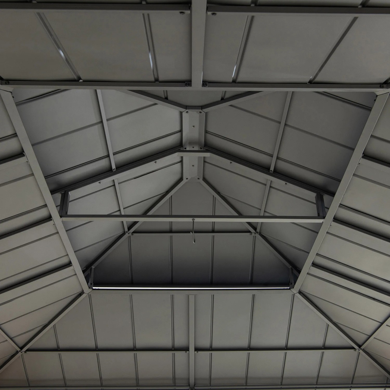 Innenansicht des anthrazitfarbenen Sunjoy Gazebo Rimo mit Zedernholz, Blick auf das Dach.