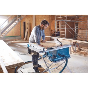 Bosch Professional GTS 635-216 Tischkreissäge im Einsatz mit Anwender und Werkstück.